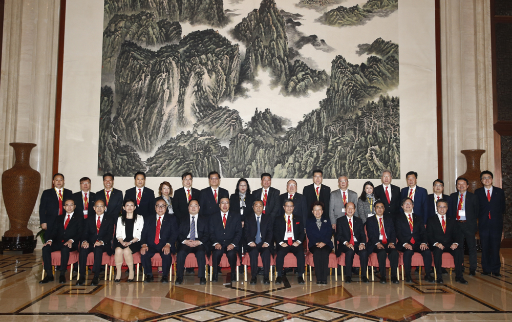   圖：全國政協副主席齊續春（前排中）在中聯辦副主任殷曉靜（前排右五）的陪同下，接見了工總高層代表團
