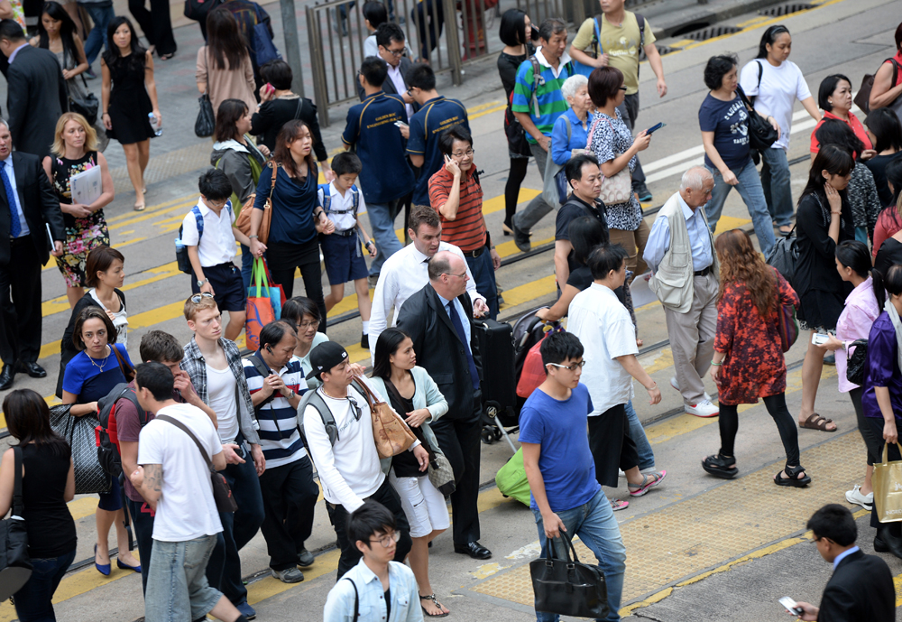   圖：現時本港經濟開始下行，凍薪、減薪甚至裁員等情況都開始出現