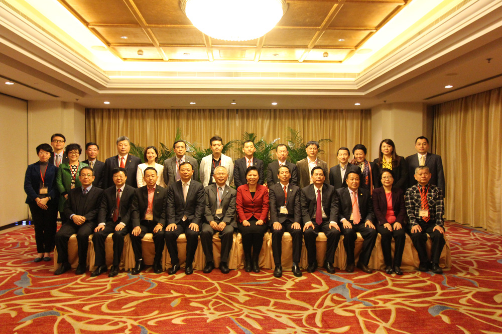   圖：福建省委常委、統戰部部長雷春美（前排右六）在福州會見基金會訪閩團一行
