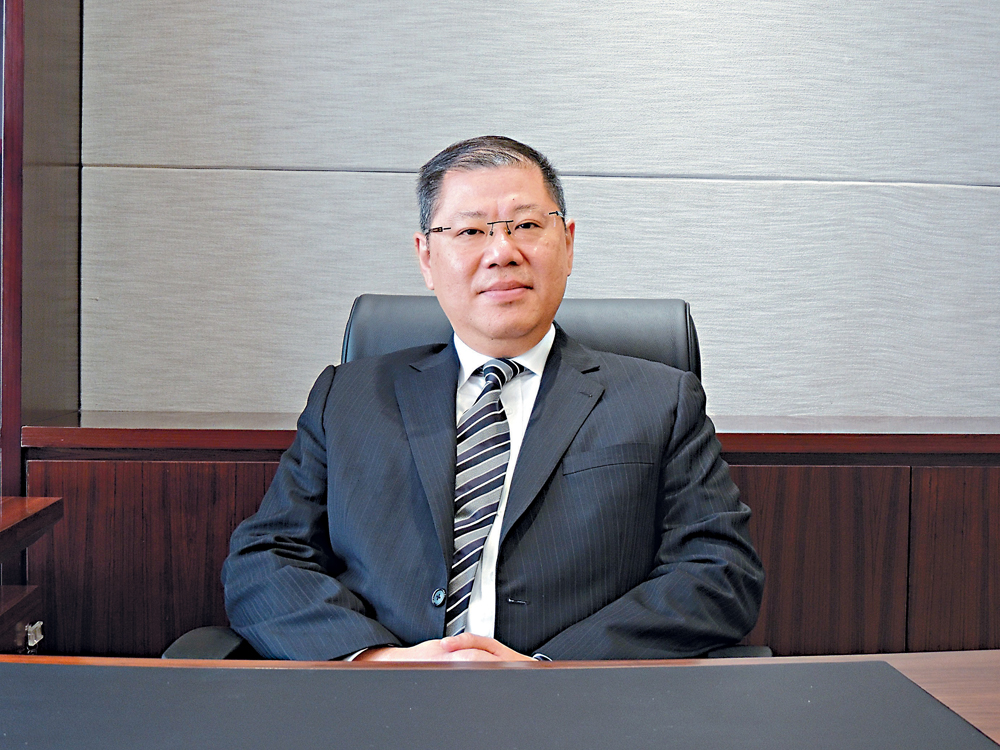 　　□「在最舒服的時候考慮突破，改變傳統的鬆散合作，開始捆綁式聯營正是時候。」隨?2015年南沙、前海聯營律所先後開業，麥家榮成為當下唯一一個擁有兩所聯營律師樓的香港律師。將近一年的時間裏，麥家榮一直致力於探索在自貿區先行先試的前提下尋找既有合作方式的突破，尋找合法且更便捷解決問題的方法，為更多內地企業「走出去」提供更快捷有效的法律服務。/文、圖：大公報記者 黃寶儀