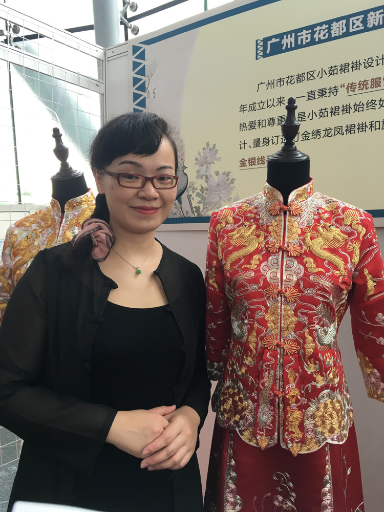 　　□丙烯顏料與廣繡組合而成的時尚項鏈，以西裝修身剪裁為版型的新式裙褂，時裝與刺繡結合的高端定製禮服……被市民昵稱為「小蠻腰」的廣州塔今天勁吹「廣繡風」，非遺技藝一改印象中的傳統樣貌，或者是材料創新，或者是不同非遺項目的融合，傳統廣繡紛紛變身成為時尚單品，跨界整合為廣繡發展融合現代生活拓展空間。/文、圖：大公報記者黃寶儀