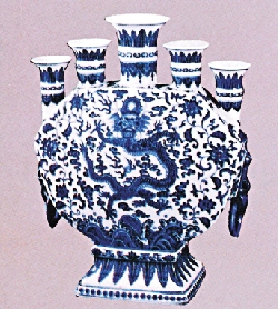 乾隆青花瓷五口瓶/李英豪- 大公報