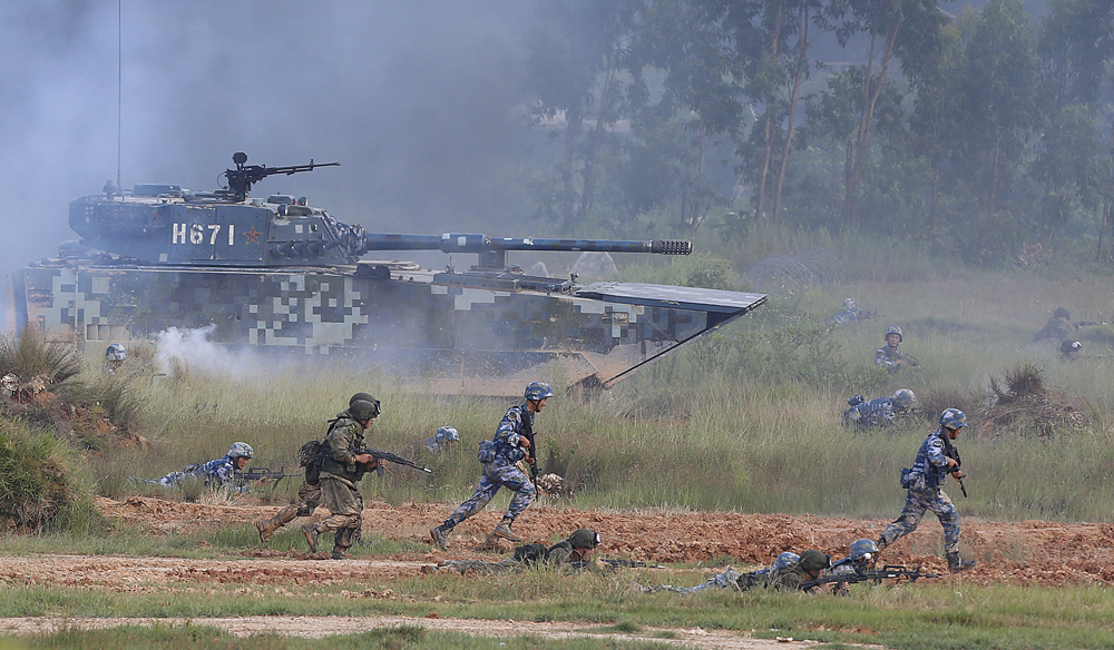   圖：14日，參加中俄「海上聯合│二○一六」軍事演習的雙方海軍陸戰隊，聯合進行了對海島進攻戰鬥戰術綜合演練  中新社
