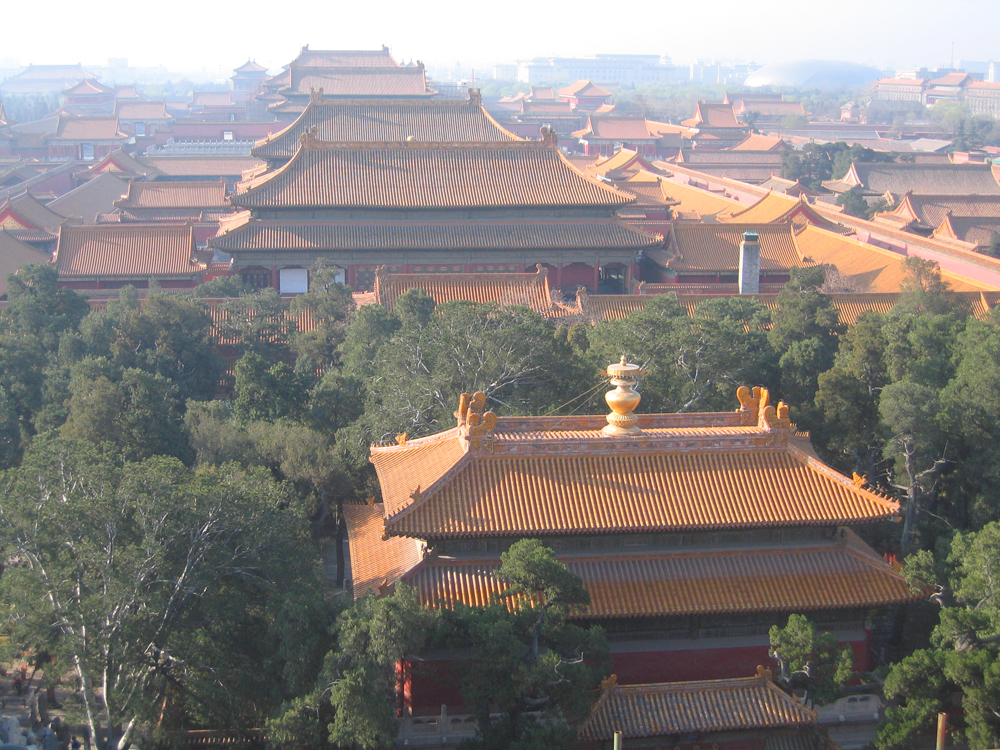 　　□紫禁城古建築無論是建造還是修繕，都富有神秘的文化色彩，其主要內容之一，即在屋頂正中安放「寶匣」。紫禁城是帝王議政及生活的場所，其建築屋頂安放寶匣，並舉行合龍儀式，充分體現了皇家建築的重要性及帝王對宮殿建築保持穩固長久的期盼，同時也反映了古人祈求吉祥喜慶、國泰年豐的心理，並通過把這種願望藏在建築物的心間的方式予以表達。\文：周 乾　　圖：故宮博物院