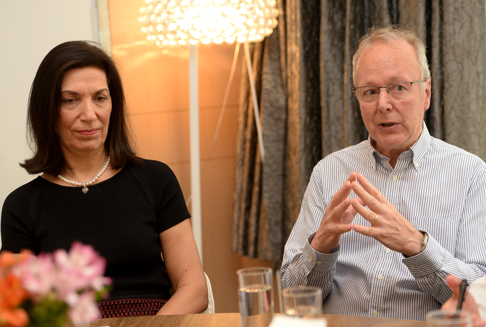 　　圖：左起：邵逸夫生命科學與醫學獎得獎者胡達．佐格比（Huda Y Zoghbi）及艾德里安．伯德（Adrian P Bird） \大公報記者林良堅攝