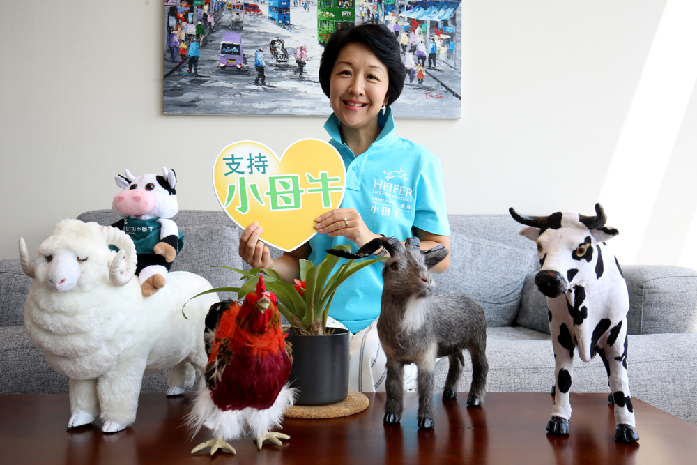 　　□近年網上付款的方式興起，除了用於購物之外，連捐款的方式亦有所改變。國際小母牛香港分會行政總裁馮元新表示，最近一年有見到有很大改變，愈來愈多人願意使用互聯網捐款，而小母牛香港今年亦嘗試於眾籌網站「Fringebacker」為籌款活動「競跑助人」發起募捐。」文：大公報記者 王嘉傑 圖：大公報記者 麥潤田