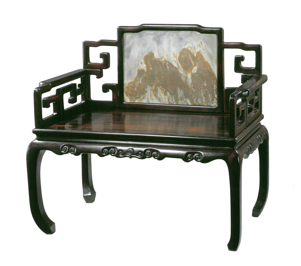 　　□大自然為萬物之源，與人類生活息息相關，古代人很早就從自然界中直接獲取題材進行圖案創作。明清兩代手藝人，選用珍貴硬木製成傢具，雕刻、打磨出對大自然的崇敬之情；而在同一時期歐洲，自然元素亦在各種藝術表現形式上有所體現。/文：大公報記者 黃 璇　　圖：兩依藏博物館