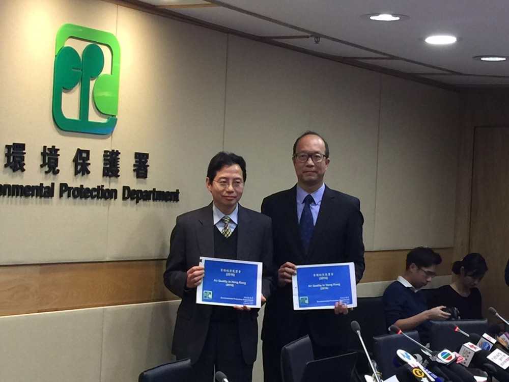   圖：莫偉全（左）與曾世榮公布空氣質素數據  大公報記者湯淩琰攝