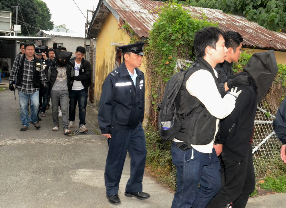   圖：「飛虎隊」昨清晨以不足半分鐘時間，攻入八鄉兩間鐵皮屋，搗破一個專業爆竊集團匪巢，並拘捕三名內地男子