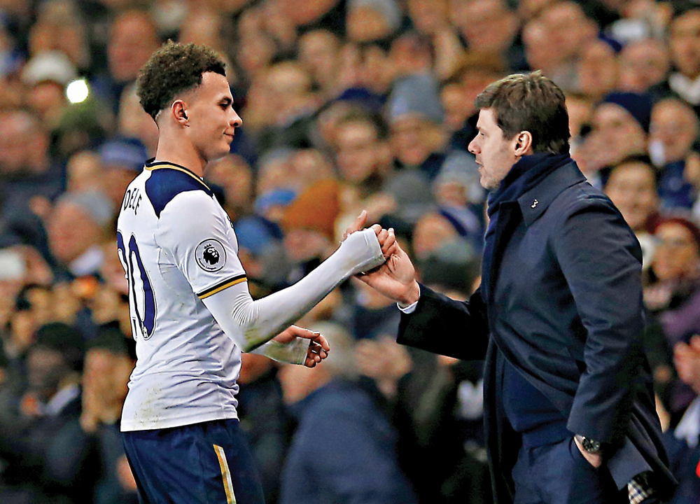   圖：迪利阿里（左）賽後接受熱刺領隊普捷天奴的祝賀 路透社