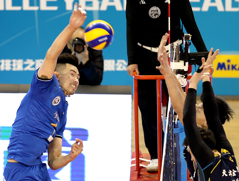   圖：在網上的攝像機（中），可判斷球員是否存在觸網等犯規動作