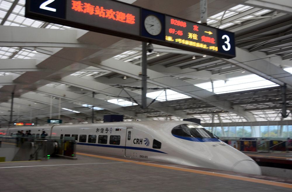   圖：珠海5日起陸續開通到貴陽、長沙、上海三條省外高鐵直達專線。圖為珠海至貴陽D2808次列車 大公報記者方俊明攝