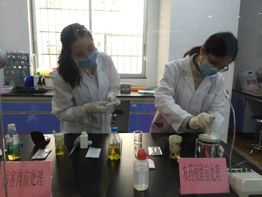 　　□你買的食藥品安全嗎？如何辨別真假？在這，不僅有食藥品真假對比展示、鑒別方法，還辦食藥知識講壇……記者近日跟隨廣東省食藥監局走進廣州首家食品藥品真假鑒別與宣傳教育基地「探秘」一番。其中，數十種「港藥」、進口品牌化妝品都特別展出了真偽品與不同識別方法，成為觀眾追捧熱點；該基地還免費向市民提供60多個項目的食藥品快檢服務。/文／圖：大公報記者 方俊明