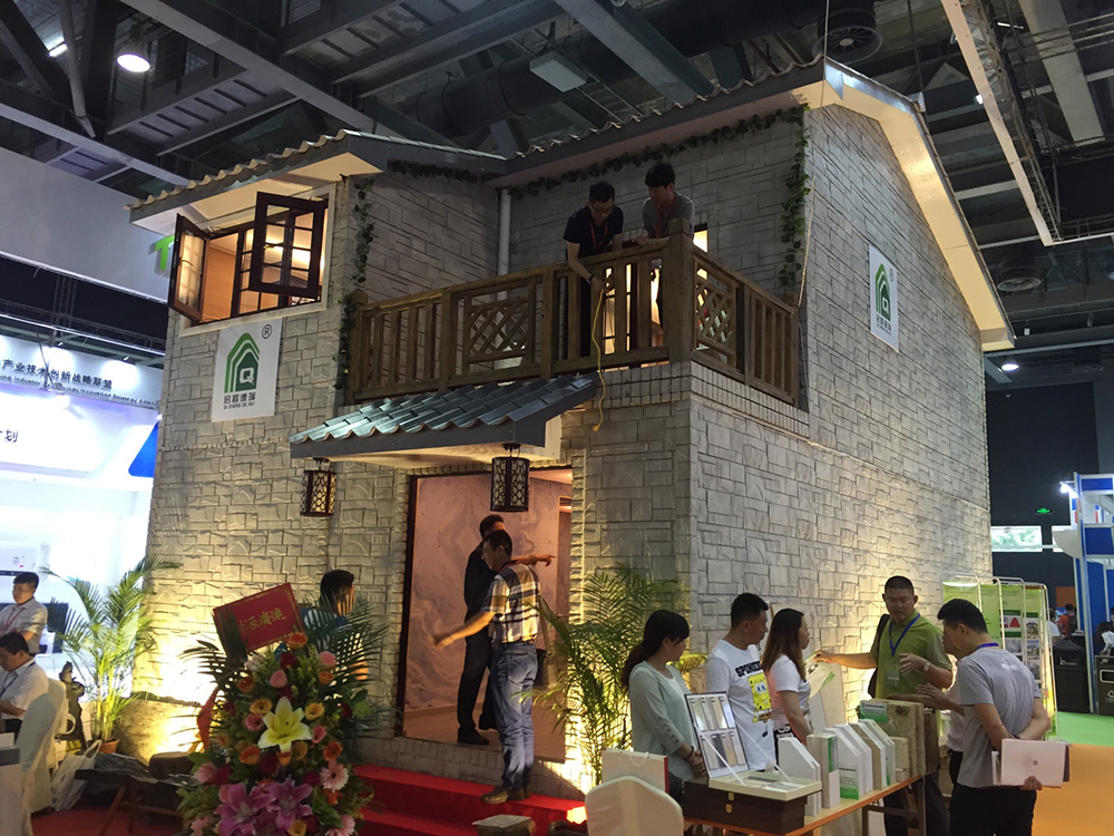 　　挖地基、搭結構、砌牆體……傳統的房子建築至少要花三個月以上才建造出來，但得益於集成住宅產業化的快速發展，現今造房子可如搭積木般快捷：十多天的工廠化模塊生產，幾小時的裝配，一棟100多平方米的兩層小別墅就能「拔地而起」，搭建時無噪音，防火防水，環保安全。記者近日探訪「2017第九屆廣州國際集成住宅產業博覽會」發現，越來越多企業提出「像造汽車般造房子」，如「移動別墅」及配套產品可快速組裝拆卸，無數次移動利用，已挺進「一帶一路」市場。 /文／圖：大公報記者 方俊明