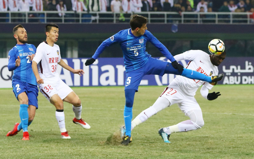   圖：權健莫迪斯迪（右一）頭槌頂球，傑志艾里奧（右二）抬腳嘗試阻擋  傑志足球隊圖片