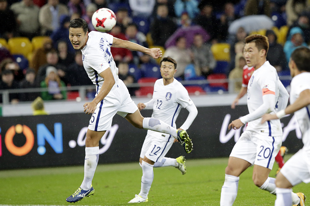 　　圖：韓國隊新晉守將權敬原（左）\資料圖片