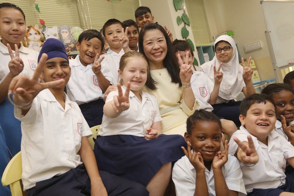 　　□位於九龍深水埗的李鄭屋官立小學，全校七百學生，非華語的佔了六百六十五人，來自三十個國家，亞洲、歐洲、非洲以至美洲都有，包括印度、巴基斯坦、土耳其、菲律賓、印尼、泰國、越南。在這個「聯合國校園」，教學語言是英語。有趣的是，校長何美蓮想盡辦法讓小朋友們學好中文，她深信「要融入香港，就必須學好中文。」她更希望，讓中文成為這些基層小朋友聯繫中外文化、追尋人生理想的新能量。\大公報記者 文：呂少群 圖：林少權 學校提供