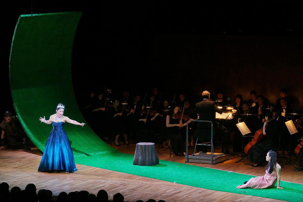 　　今年慶祝成立十五周年的香港歌劇院，除了推出《卡門》、《杜蘭朵》等大型歌劇製作，亦展示近年來在歌劇接班人─青年歌劇演員的培訓上的成績，先後在理工大學賽馬會綜藝館製作輕歌劇《蝙蝠》（七月三十一日及八月一日），和在香港大會堂音樂廳製作《魔笛》（八月二十五日及二十六日）。這兩個歌劇製作都各有特色，甚至帶有一定的創意，但同時亦見出優劣並存的現象。/文：周凡夫 圖：香港歌劇院提供