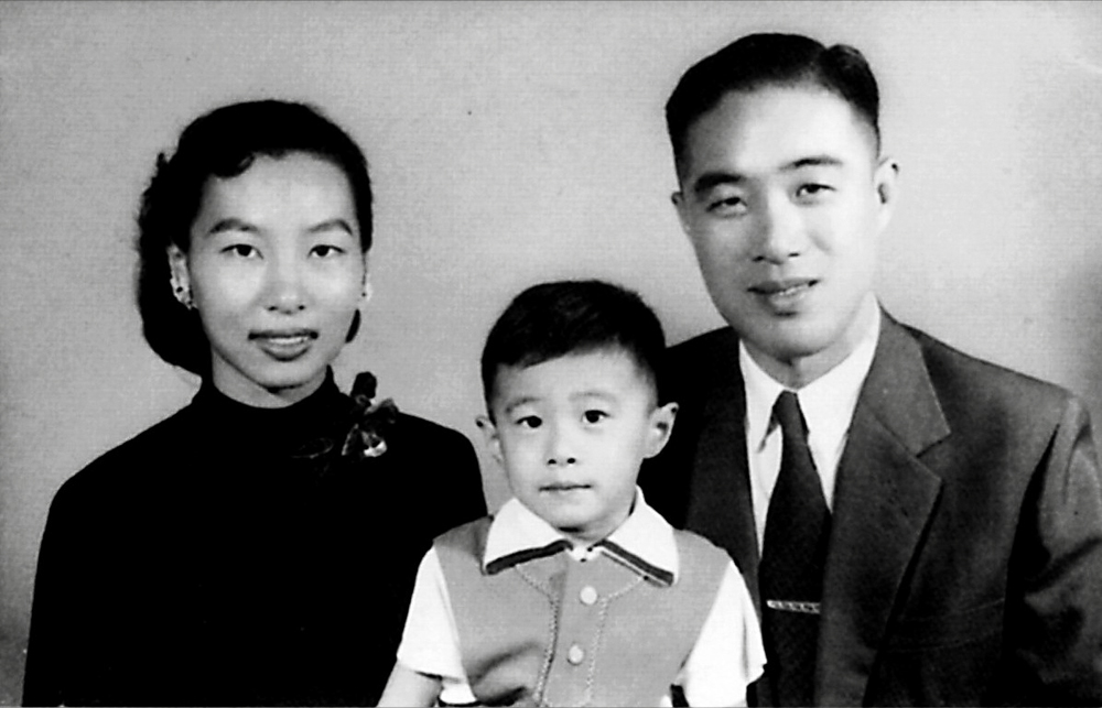 　　圖：唐英年小時候與父母合影