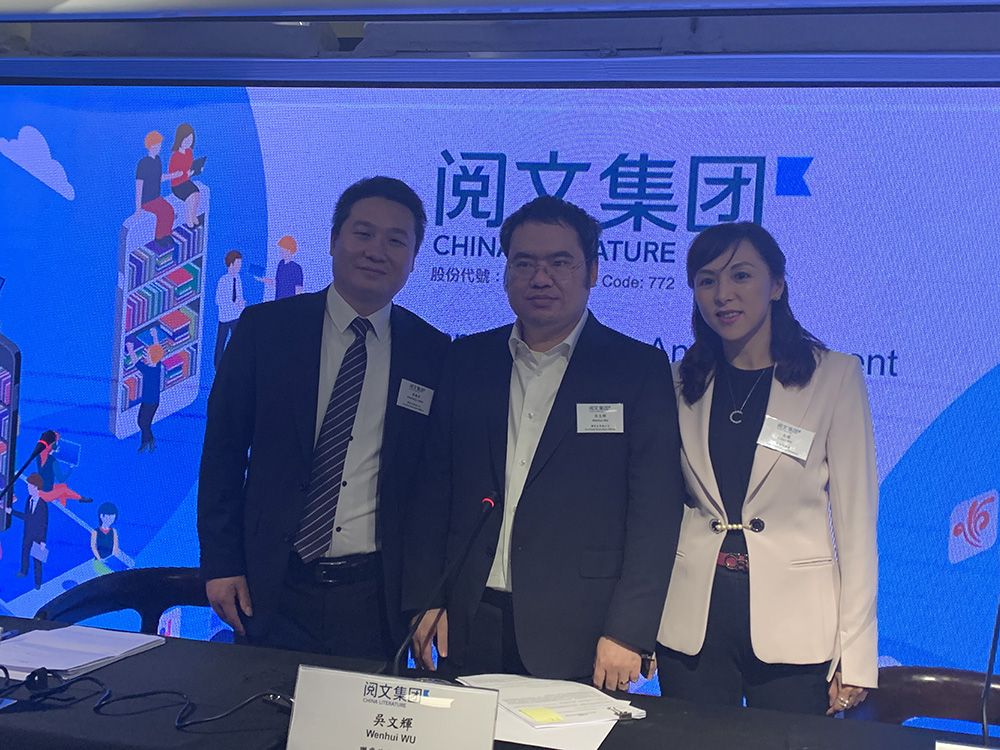   圖：左起為閱文集團聯席首席執行官梁曉東、聯席首席執行官吳文輝、財務副總裁莫媛\大公報記者李潔儀攝