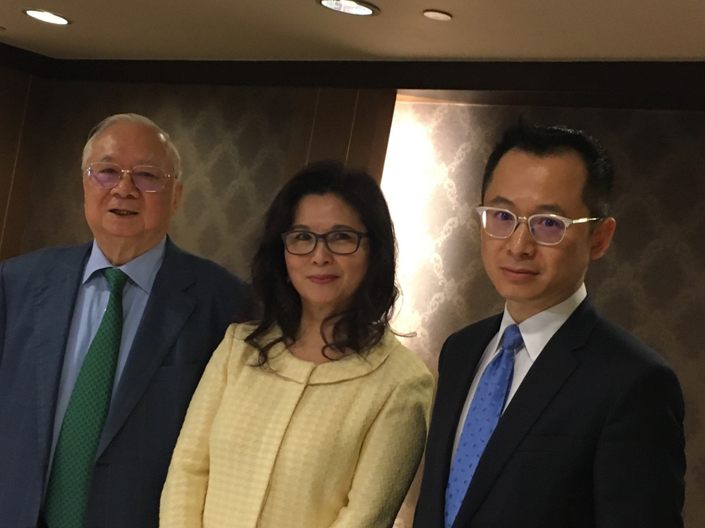   圖：合和實業創辦人兼主席胡應湘（左）提出私有化獲通過\大公報記者陳玉蓮攝