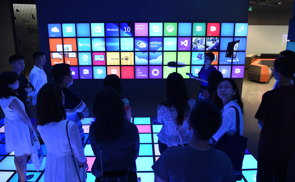   圖：去年6月，耶魯大學組織校友前往位於北京中關村的微軟新世界Center One，參觀人工智能場景、雲計算等最新技術  資料圖片