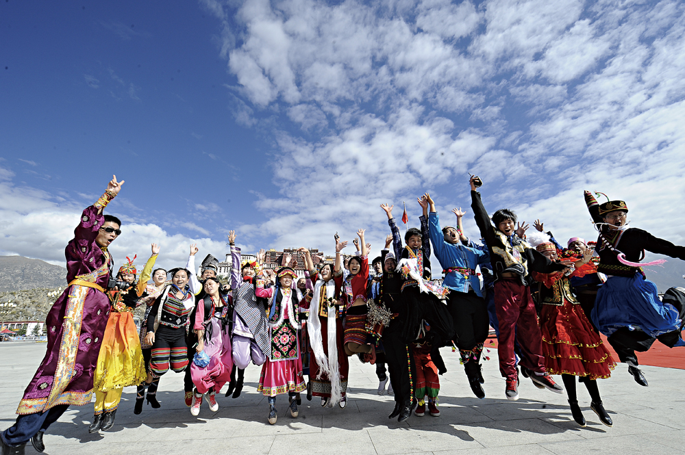 　　圖：西藏進行民主改革的六十年間，人民生活質量大幅提升。圖為民族團結形象代表在布達拉宮廣場合影\新華社