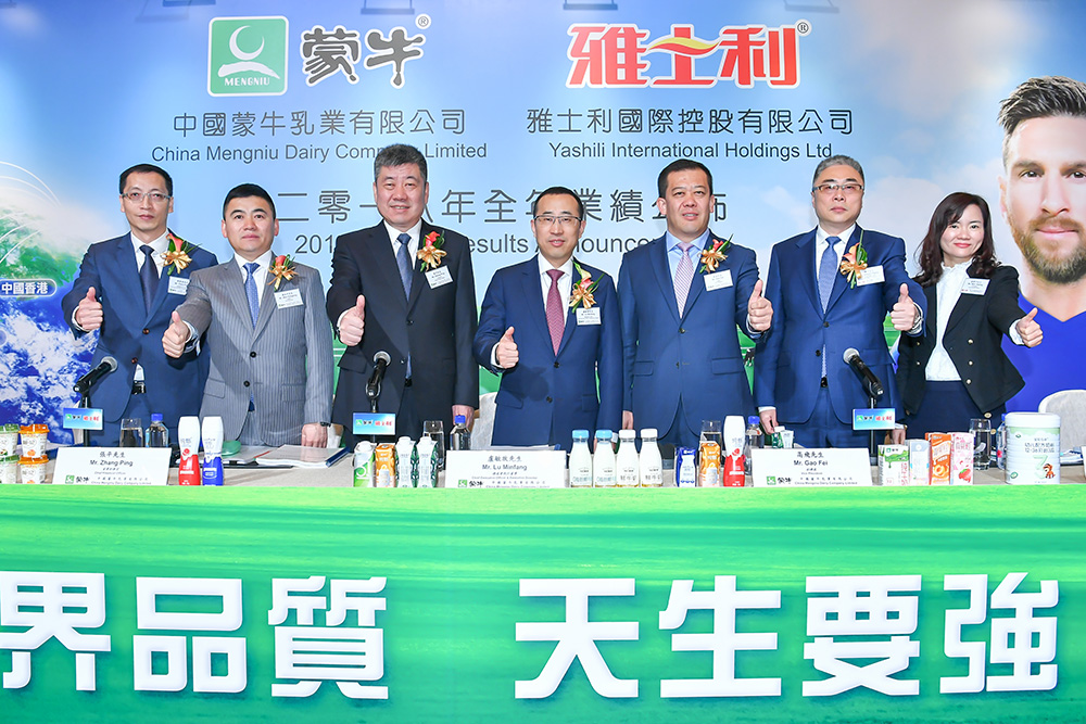 　　圖：左起：蒙牛財務總監兼公司秘書郭偉昌、副總裁溫永平、首席財務官張平、總裁盧敏放、副總裁高飛、雅士利行政總裁張平、雅士利首席財務官溫潔平