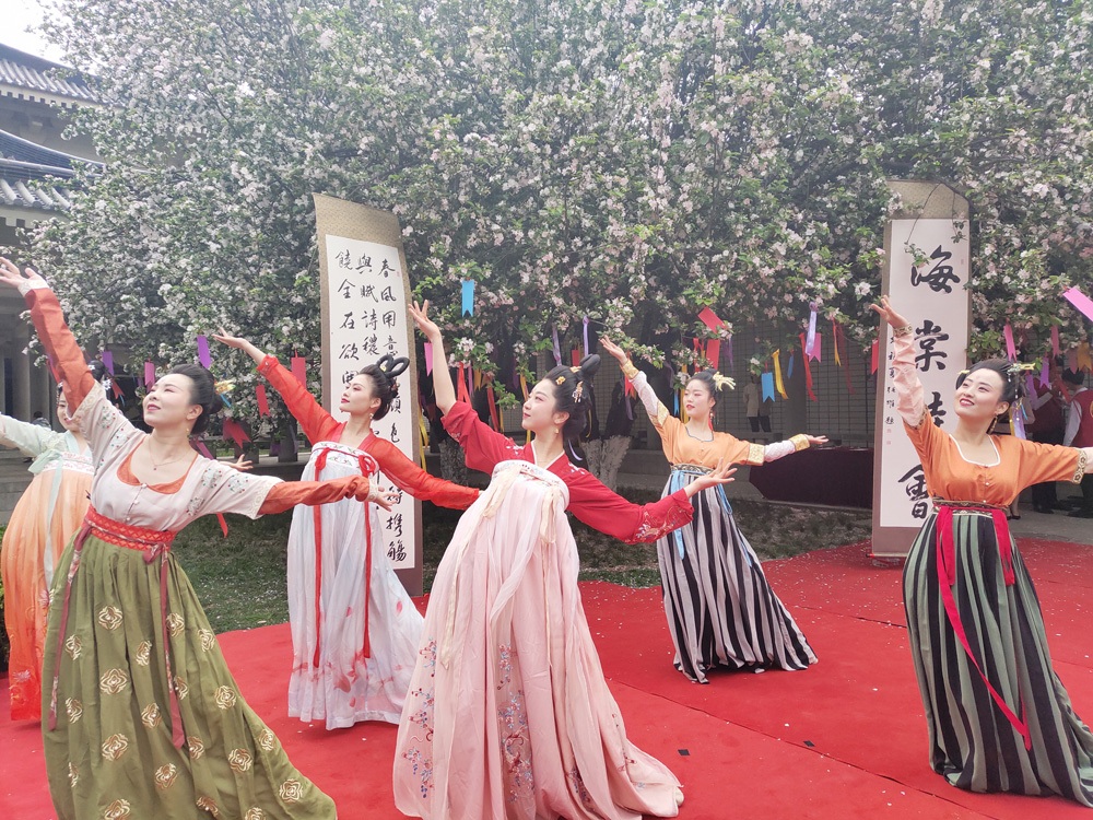 　　圖：陝西歷史博物館講解員正在現場表演古典舞蹈\大公報記者李陽波攝