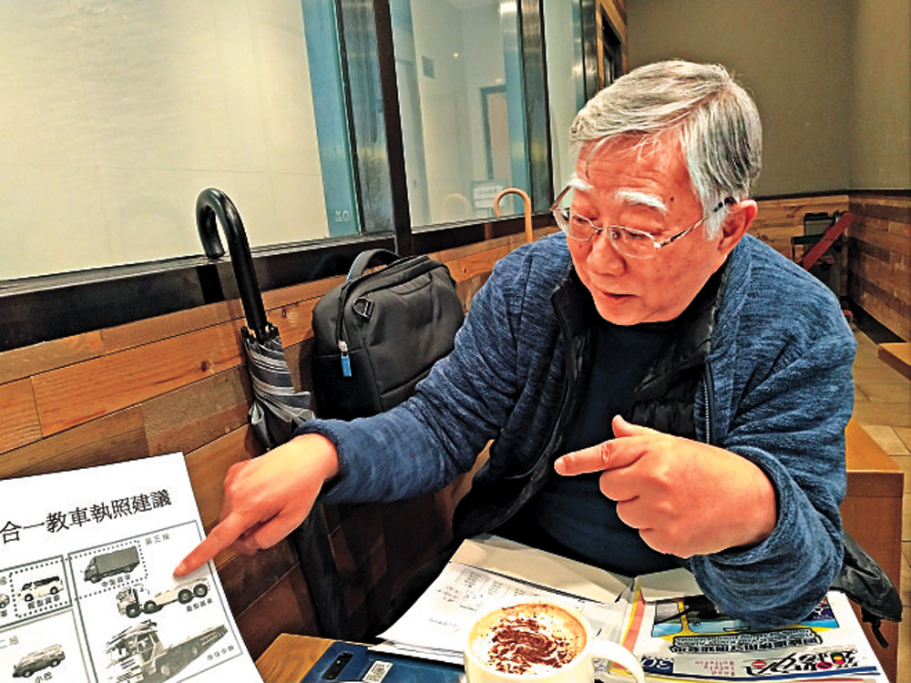 　　圖：鄭楚光指出，在現行分組制度下大車師傅不能教細車，十分不合理