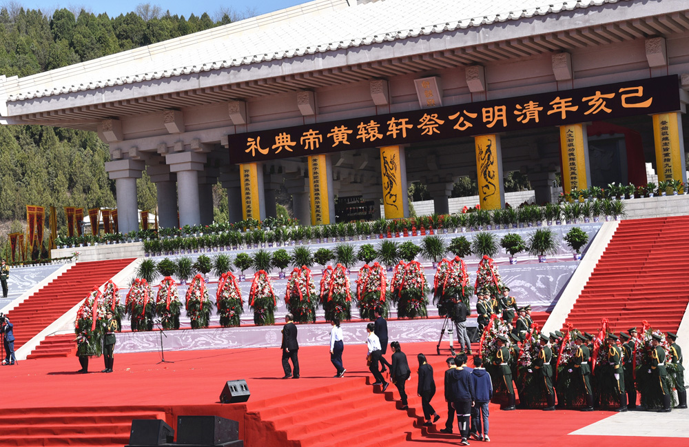 　　圖：清明公祭軒轅黃帝典禮上，台灣青少年代表敬獻花籃  大公報記者李陽波攝
