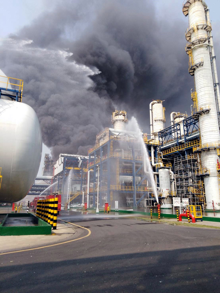 　　圖：雲林縣麥寮六輕工業區台化芳香烴三廠7日發生氣爆，大量濃煙竄出   中央社