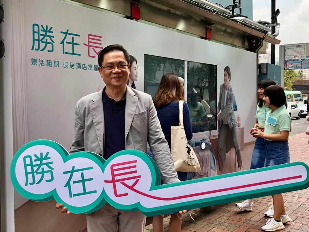 　　圖：劉啟文表示，即日起至5月底租客可選擇18個月特長租期，可獲贈2000元購物禮券，名額50個