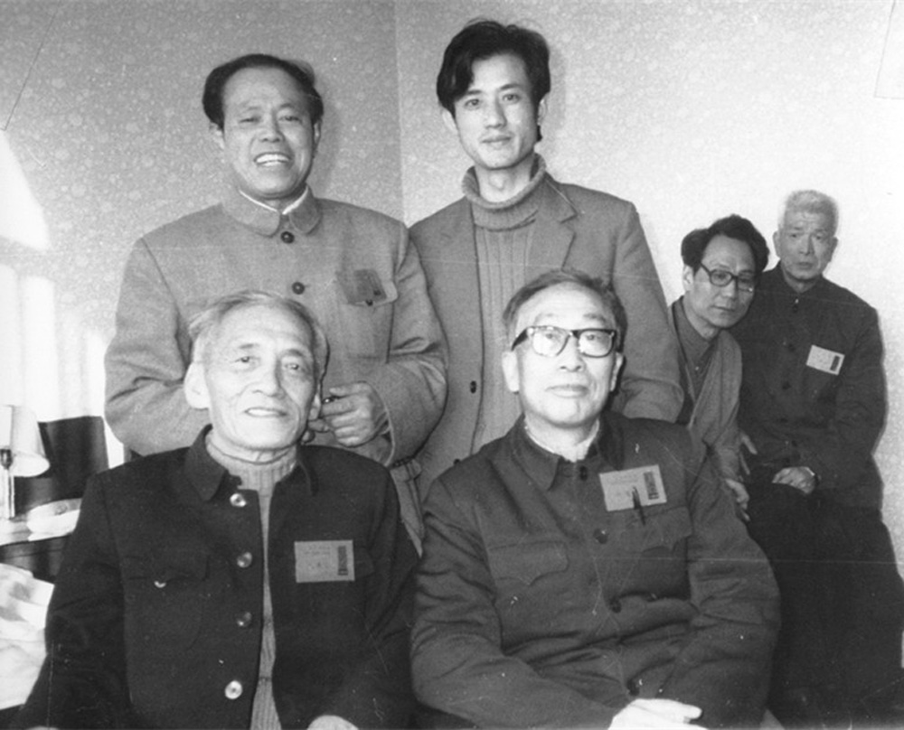 　　圖：一九八四年底京西賓館作代會期間，本文作者（後排右）與曾卓（前排左）、綠原（前排右）、冀汸（後排左）的合影。後為牛漢（左）、黎丁 　　 作者供圖