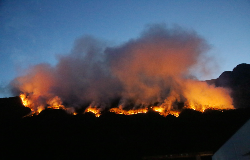 　　圖：4月7日深夜，四川涼山州冕寧縣發生森林火災，255名森林消防隊員目前正在全力撲救 中新社