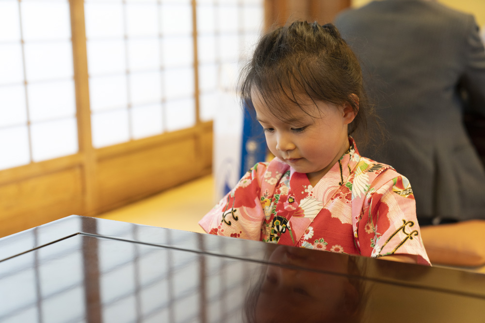 　　圖：孩子在食肆內哭泣，家長勿即場責罵，可帶孩子到一旁安撫情緒，了解情況再作處理