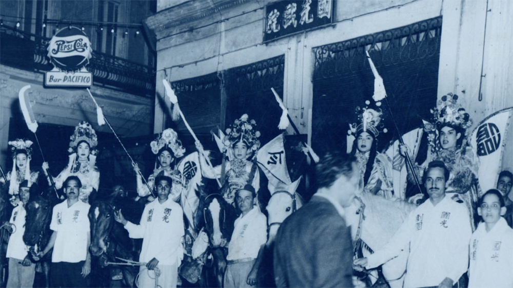 　　圖：《古巴花旦》劇照，何秋蘭養父方標創建「國光劇團」昔日景象\藍后文化供圖
