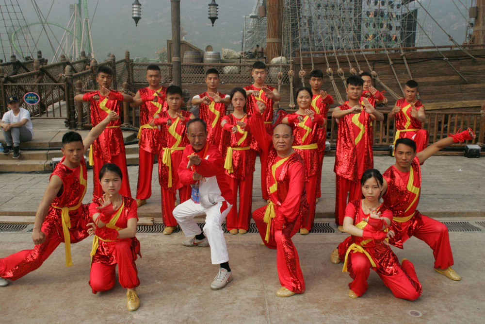 　　圖：房勝棠（前右三）和師兄弟及學員們一起展示蔡李佛拳\受訪者供圖