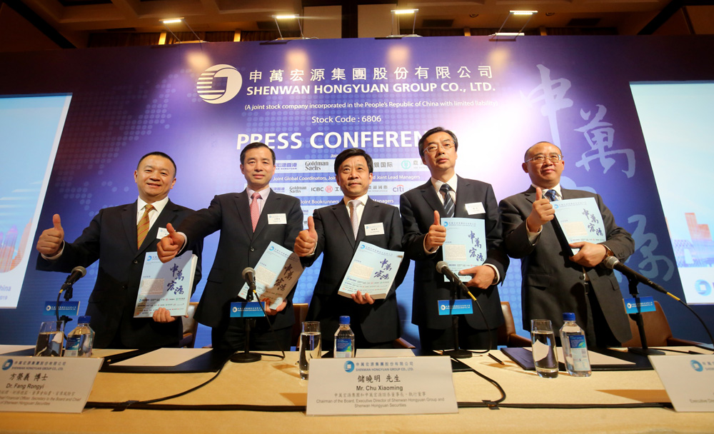 　　圖：左起：申萬宏源證券總經理助理陳曉升、申萬宏源證券副總經理方榮義、申萬宏源集團和申萬宏源證券董事長儲曉明、申萬宏源集團總經理陳亮及申萬宏源集團副總經理陽昌雲  大公報記者麥潤田攝