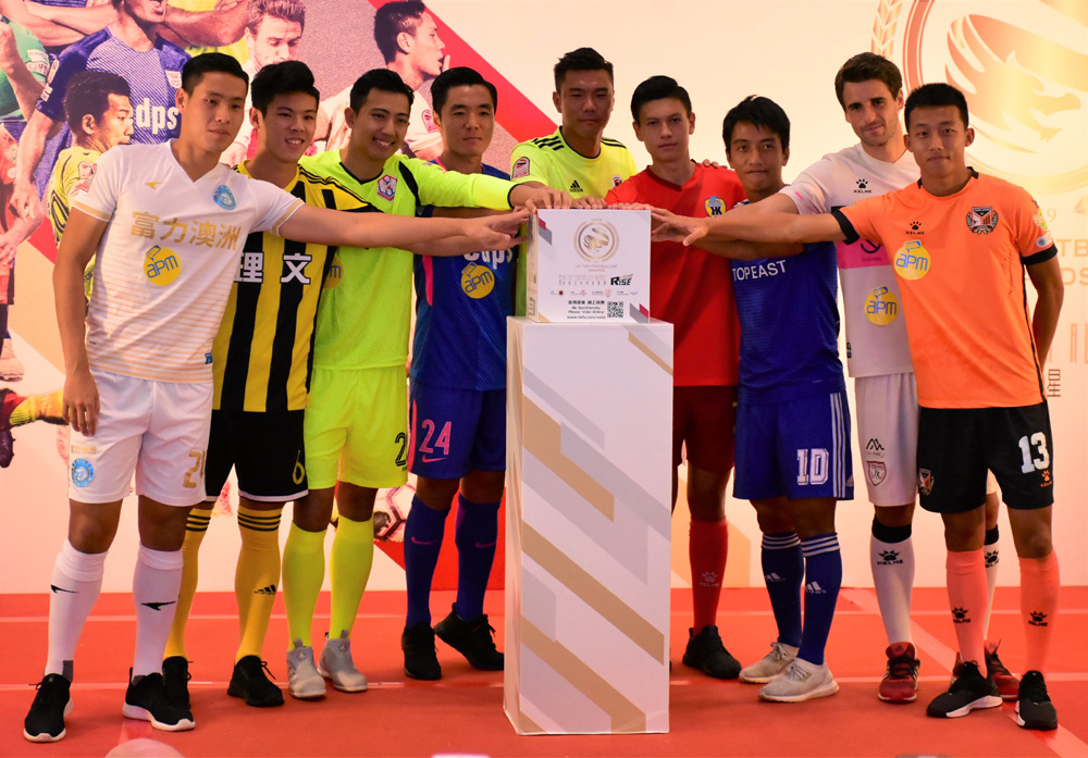 　　圖：九名港超聯球隊球員昨齊呼籲公眾投票\大公報記者張銳攝