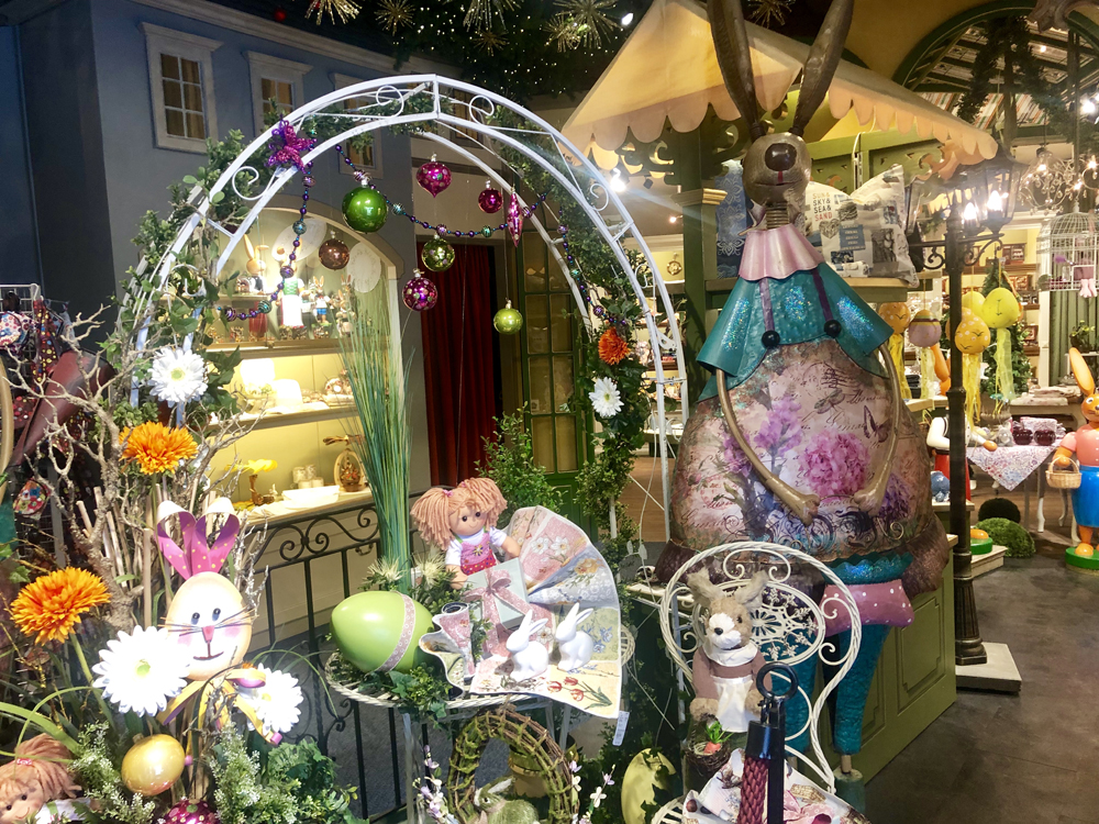 　　圖：復活節的商店櫥窗充滿童趣\作者供圖