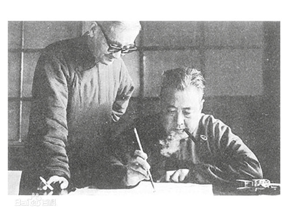 　　圖：勞榦（左）正在進行學術研究 塵 紓