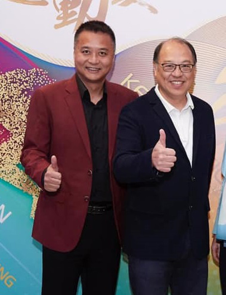 　　圖：香港泳隊總教練陳劍虹（左）\陳劍虹臉書圖片