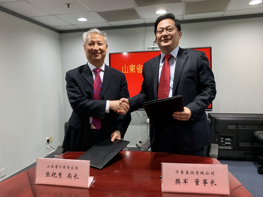 　　圖：山東省科技廳省外國專家局局長張祝秀（左）與華魯集團董事長樊軍簽合作協議 大公報記者王芳凝攝
