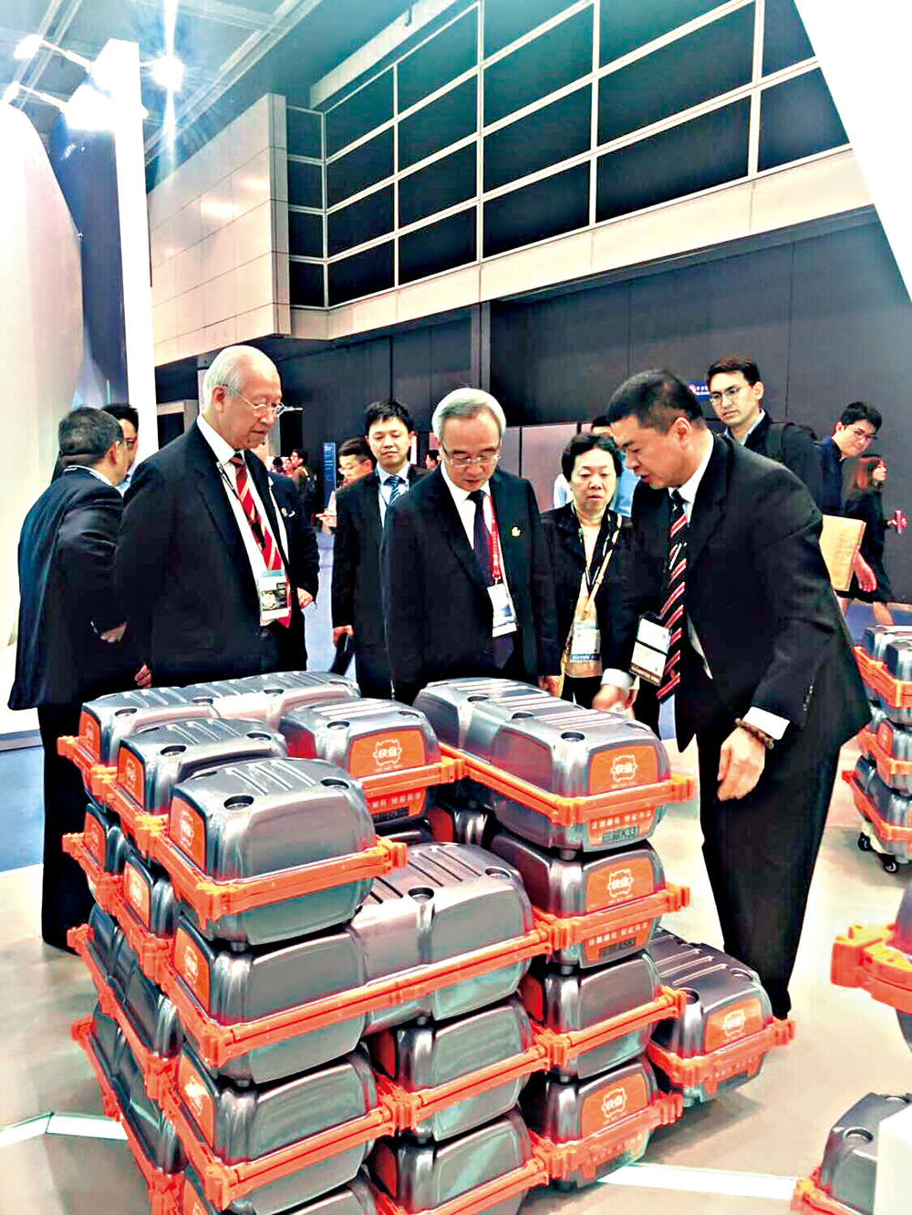 　　圖：「共享快盆」創始人鄭之敏（右一）在香港推廣其專利產品