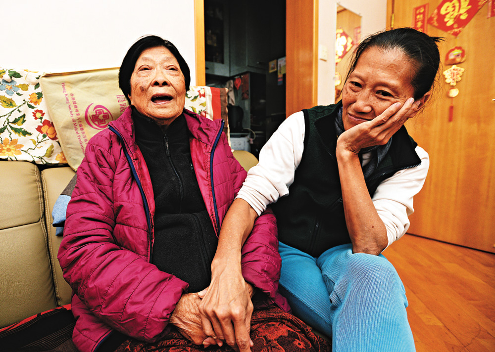 　　圖：黎賢美（右）說媽媽愛自由，不喜歡安老院拘束的安排