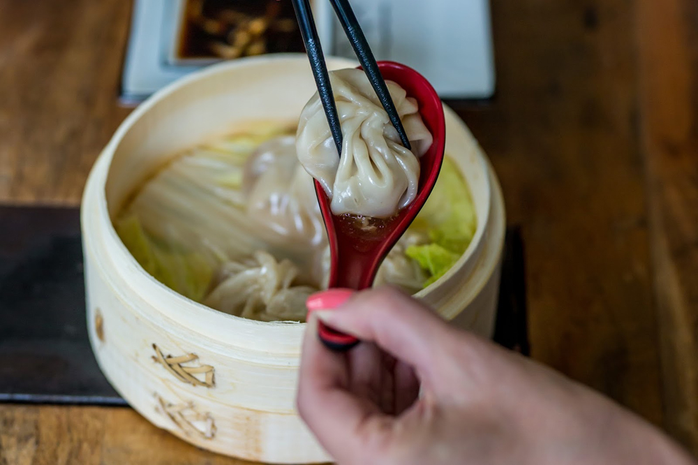 　　圖：不少人用餐時左右開弓，同時使用勺子和筷子