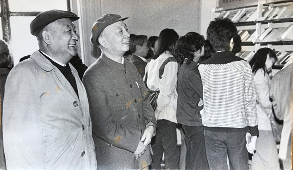 　　圖：一九八六年四月二十日，在中國革命博物館書展上，巧遇蕭乾（左）、唐弢\作者攝