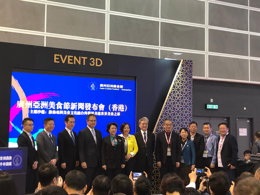 　　圖：廣州亞洲美食節將於廣州開幕。廣州市委宣傳部副部長朱小燚（左三）、香港旅遊事務署旅遊專員黃智祖（左四）出席發布會/大公報記者林海莹攝