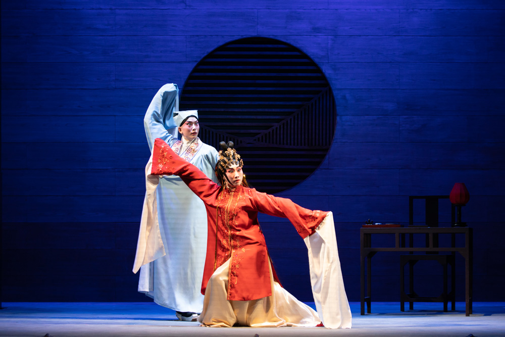 　　圖：折子戲《再世紅梅記之脫穽救裴》由陳澤蕾、瓊花女（右）演出